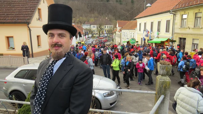 V Višnji Gori bo obiskovalce morda pozdravil pisatelj Josip Jurčič. FOTO: Bojan Rajšek/Delo
