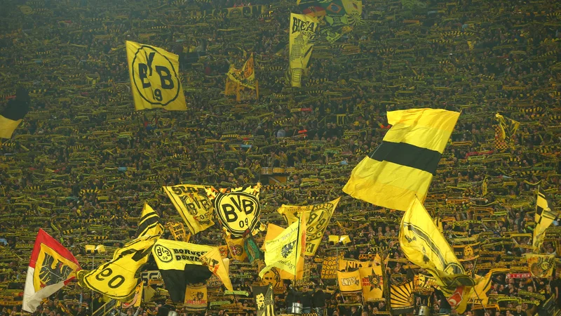 Tekme v Dortmundu naredijo spektakularne tudi navijači Borussie. FOTO: Thilo Schmuelgen/Reuters
