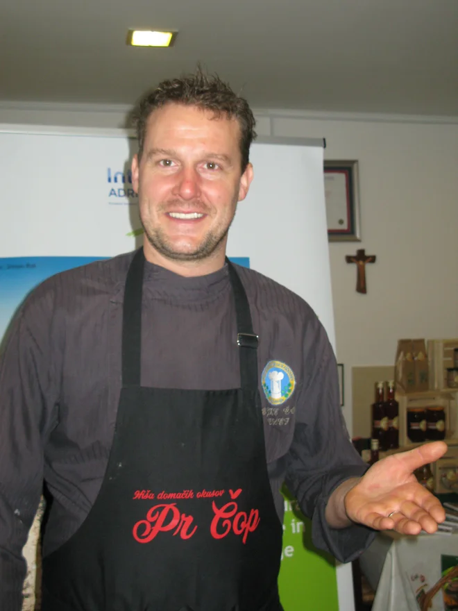 Kuharski mojster Lojze Čop: Hud spor lahko povzroči človek, če bi se spustil v polemiko, kaj je prav, jesti toplo ali hladno jetrnico. FOTO: Polona Malovrh
