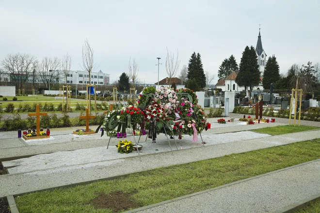 Na Viču novih 516 žarnih zemeljskih grobov, 188 klasičnih zemeljskih grobov in 144 žarnih niš. FOTO: Jože Suhadolnik/Delo
