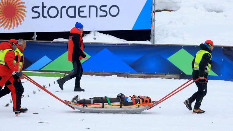 Fotografija: Petra Prevca so z akijem odpeljali v bližnjo zdravstveno oskrbo ob skakalnici. FOTO: Borut Živulović/Reuters
