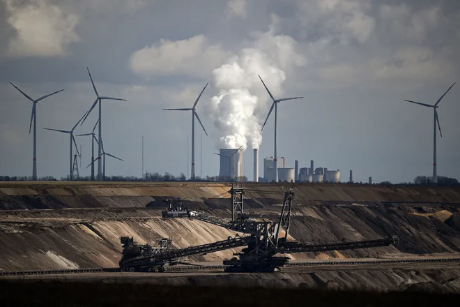 Čeprav se je naraščanje emisij CO2 upočasnilo, te ostajajo v netrajnostnem trendu. FOTO: Ina Fassbender/AFP

