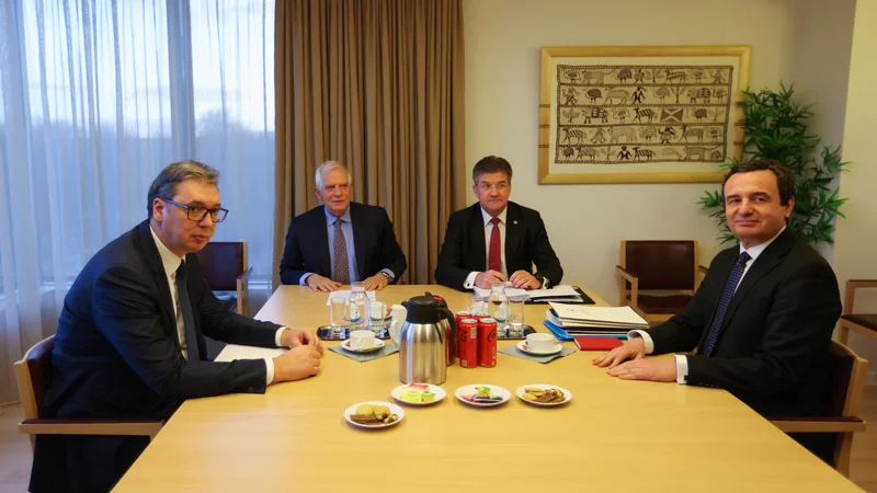 Srbski predsednik Aleksandar Vučić in kosovski premier Albin Kurti se bosta znova srečala 18. marca. Pričakovanja so velika. FOTO: Johanna Geron/Reuters