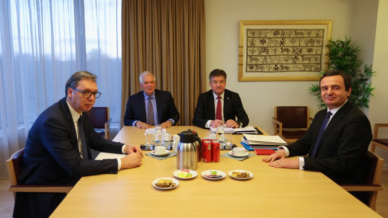 Fotografija: Srbski predsednik Aleksandar Vučić in kosovski premier Albin Kurti se bosta znova srečala 18. marca. Pričakovanja so velika. FOTO: Johanna Geron/Reuters
