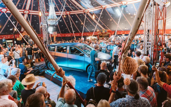 Solarni avtomobil sono so lani z velikimi načrti predstavili javnosti, pred kratkim pa so nepričakovano sporočili, da ga ne bodo izdelovali &ndash; niso zbrali dovolj sredstev. FOTO: Lars Maurer/Sono Motors
