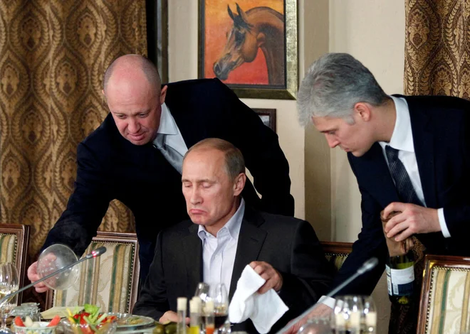 Jevgenij Prigožin (levo), lastnik Wagnerja, streže Vladimirju Putinu med eno od uradnih večerij v Kremlju. FOTO: Miša Japaridze/Reuters
