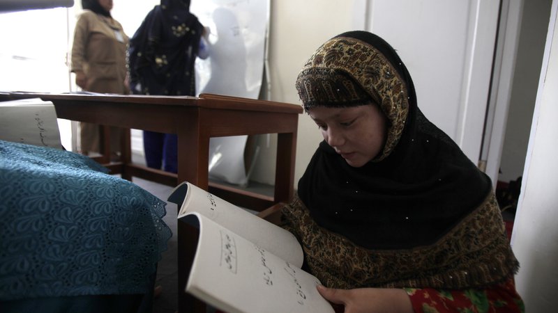 Fotografija: V Afganistanu je delež pismenih žensk med najnižjimi na svetu, pisati jih zna le okoli 30 odstotkov. FOTO: Lucy Nicholson/Reuters
