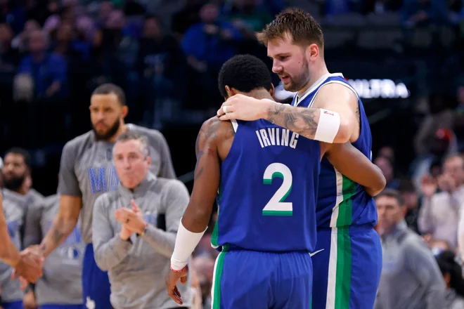 Luka Dončić in Kyrie Irving sta proti Philadelphii uprizorila izjemno predstavo. FOTO: Ron Jenkins/AFP
