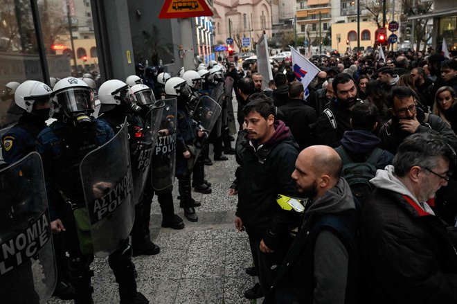 Množice so napolnile ulice grških mest, nesreča pa dobiva vse večje politične razsežnosti. FOTO:  Louisa Gouliamaki/AFP
