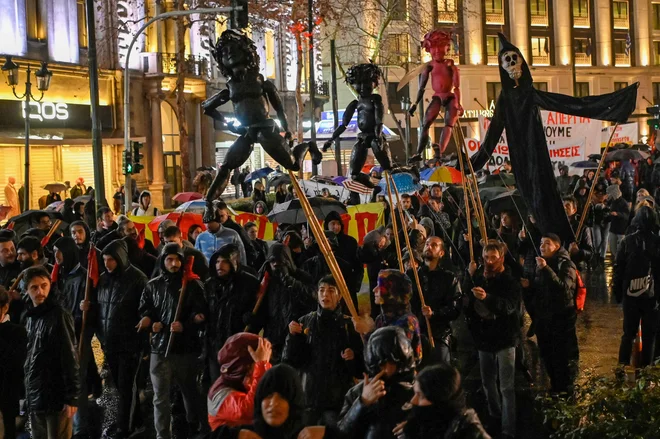 Več sto protestnikov v Atenah zahteva odgovornost povzročiteljev nesreče. FOTO: AFP
