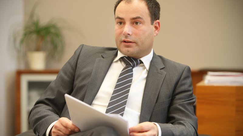 Fotografija: Andrej Slapar, predsednik uprave Zavarovalnice Triglav, pojasnjuje, da so na lansko poslovanje vplivale razmere na finančnih trgih.  FOTO: Jure Eržen/Delo
