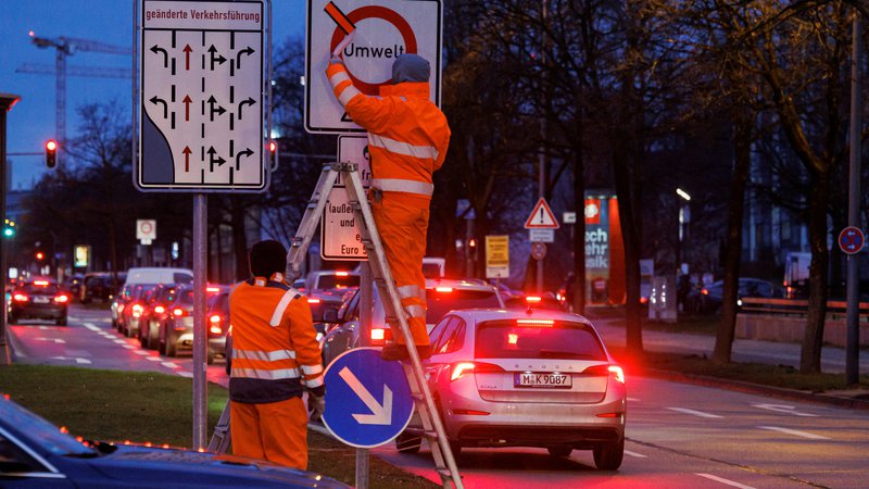 Fotografija: V EU še ni zelene luči za sprejetje odločitve, po kateri od leta 2035 ne bi več smeli registrirati novih avtomobilov na dizelski ali bencinski pogon. FOTO: Lukas Barth/Reuters
