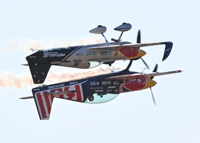 Matt Hall (zgoraj) in Emma McDonald iz akrobatske ekipe Red Bull nastopata med letalskem mitingu Australian International Airshow Aerospace and Defence Expo na letališču Avalon v avstralskem mestu Geelong. Foto Paul Crock/Afp