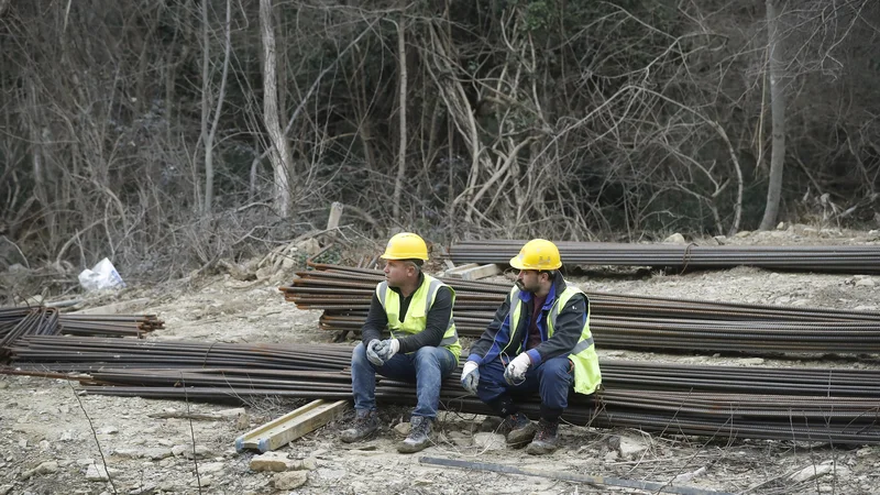 Fotografija: Sedanje stanje ni vzdržno – več kot 80 odstotkov stroškov podražitev nosijo izvajalci, s čimer najedajo svojo bilanco, opozarja Gregor Ficko. FOTO: Leon Vidic/Delo