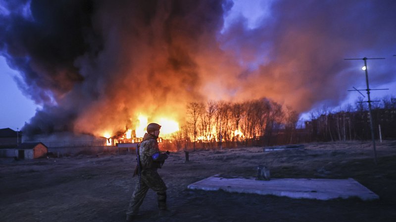 Fotografija: Na fotografiji je požar, ki je izbruhnil, potem ko so ruske rakete zadele skladišča v kijevskem okrožju Sviatoshynskyi 17. marca lani. FOTO: Emin Sansar/ Anadolu/via Afp
