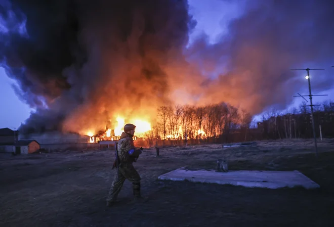 Na fotografiji je požar, ki je izbruhnil, potem ko so ruske rakete zadele skladišča v kijevskem okrožju Sviatoshynskyi 17. marca lani. FOTO: Emin Sansar/ Anadolu/via Afp
