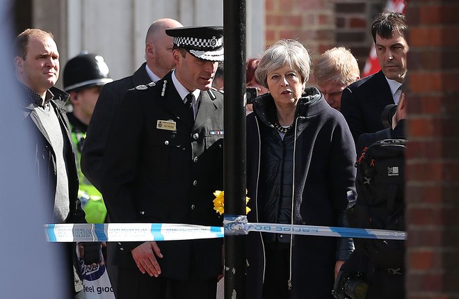 Nekdanja britanska premierka Theresa May med obiskom v Salisburyju marca 2018. Foto: Daniel Leal-olivas/Afp
