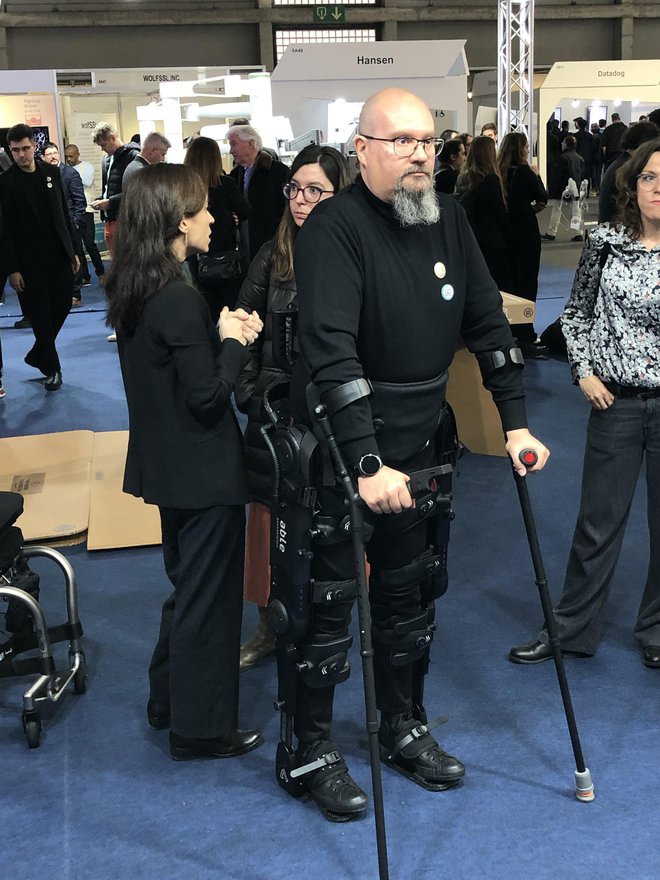 Preizkus delovanja eksoskeleta Able, inovativnega robotskega eksoskeleta, ki ljudem z omejeno mobilnostjo pomaga stati, hoditi in sedeti. Foto Aljaž Vrabec
