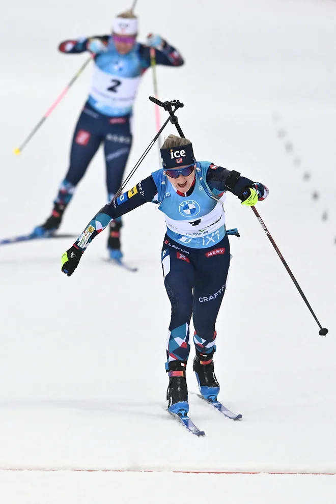 Boj za zmago je bil med dvema Norvežankama zelo napet. FOTO: Michal Cizek/AFP
