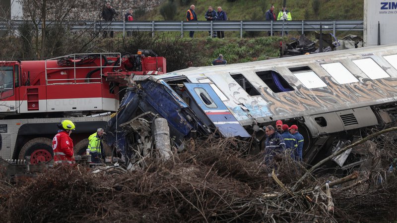 Fotografija: Rescuers operate on the site of a crash, where two trains collided, near the city of Larissa, Greece, March 3, 2023. REUTERS/Alexandros Avramidis Foto Alexandros Avramidis Reuters
