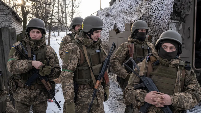 Ukrajinski vojaki v Bahmutu sredi februarja letos. FOTO: Marko Djurica/Reuters
