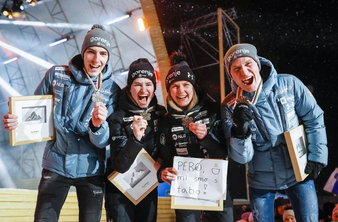 Timi Zajc, Nika Križnar, Ema Klinec in Anže Lanišek so prejeli bronaste kolajne. FOTO: Matej Družnik
