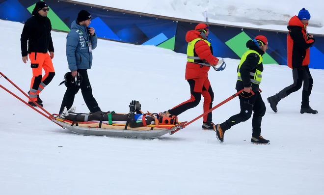 Peter Prevc je doživel hud padec. FOTO: Borut Živulović/Reuters
