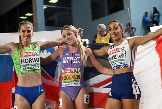 Aniti Horvat (levo) se je takole smejalo po drugem mestu. Zaostala je le za Britanko Keely Hodgkinson (na sredini), med drugimi pa prehitela tudi Francozinjo Agnes Raharolahy (desno). FOTO: Ozan Kose/AFP