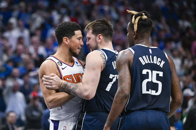 Luka Dončić se je takole lotil Devina Bookerja.&nbsp;FOTO:&nbsp;Jerome Miron/Usa Today Sports
