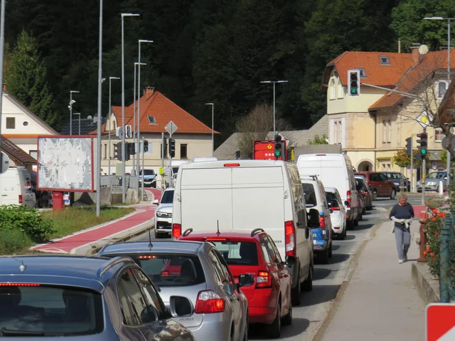 Prometne razmere so na Škofljici nevzdržne. FOTO:&nbsp;Bojan Rajšek/Delo
