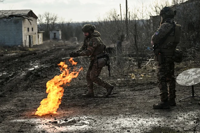 Frontna črta pri Bahmutu. FOTO: Aris Messinis/AFP
