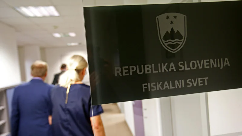 Fotografija: Simulacije fiskalnega sveta kažejo, da že majhna, kratkoročna odstopanja rasti BDP pomenijo dokaj velike razlike pri projekcijah dolga na srednji rok. Foto Jože Suhadolnik