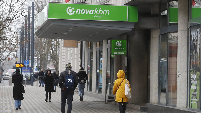 Fotografija: Madžarska postaja čedalje pomembnejša investitorica v Sloveniji, tudi s tem, ko je OTP kupila Novo KBM in jo že obarvala v svojo zeleno barvo. FOTO: Leon Vidic/Delo
