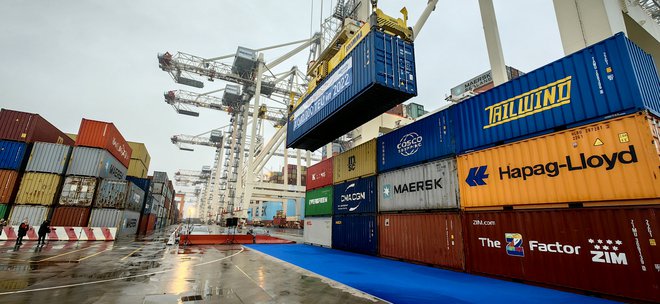Rekord pri kontejnerjih ohranja Luko na prvem mestu v Jadranu. FOTO: Boris Šuligoj/Delo
