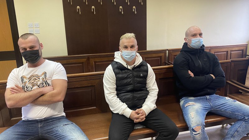 Fotografija: Nysret Hoxhay (levo) in David Klemenc (v sredini) sta v priporu zaradi domnevnega pečanja s prepovedanimi drogami; desno Benjamin Isovski. FOTO: Moni Černe
