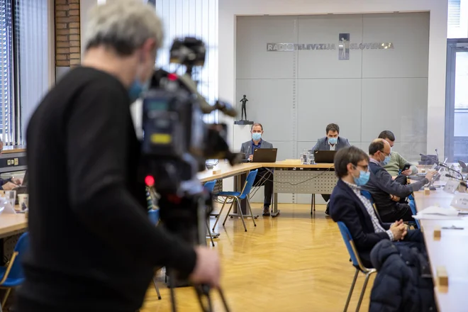 Na podlagi ustavne odločbe, ki je bila objavljena 20. februarja, člani po besedah predsednika programskega sveta Petra Gregorčiča opravljajo delo skladno s pristojnostmi, ki so jih imeli do uveljavitve novele decembra lani. FOTO: Adrian Pregelj/RTV Slovenija
