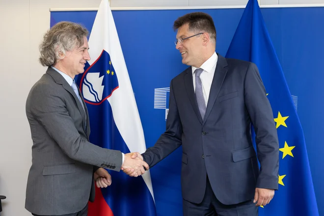Iz krogov blizu kabineta predsednika vlade Roberta Goloba je slišati, da med njim in evropskim komisarjem Janezom Lenarčičem, ki ga je imenovala vlada Marjana Šarca, ni dobre politične kemije. FOTO:&nbsp;Christophe Licoppe/EU
