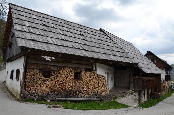 Oplenova hiša domuje v Zgornji Bohinjski dolini, in sicer v vasi Studor. FOTO: arhiv Gorenjskega muzeja
