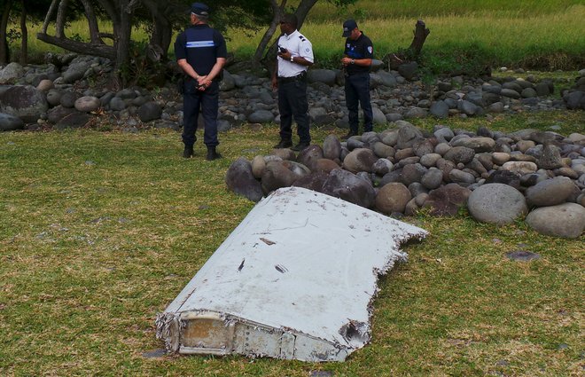Julija 2015 je na obalo otoka Reunion, ki leži približno 700 kilometrov vzhodno od Madagaskarja, naplavilo del desnega krila izginulega letala. FOTO: Reuters
