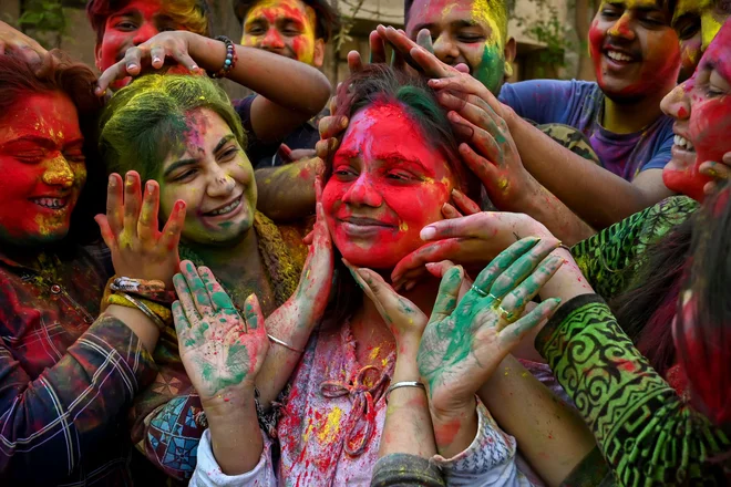 Na univerzi Guru Nanak Dev v Amritsarju so se študenti obarvali z barvnim prahom med praznovanjem hindujskega pomladnega praznika barv Holi. Foto: Narinder Nanu/Afp