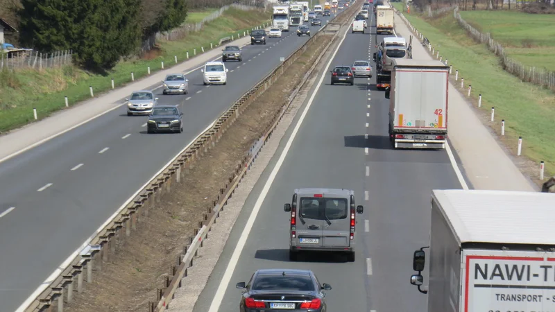 Fotografija: Primorsko avtocesto med Brezovico in Vrhniko v obe smeri prevozi 73.550 motornih vozil na dan. FOTO: Bojan Rajšek/Delo
