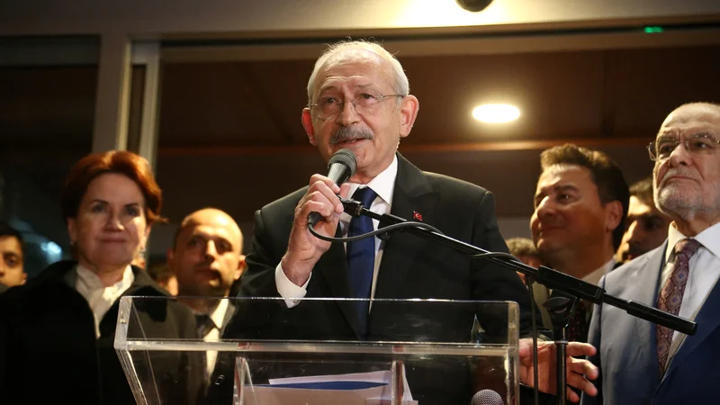 Opozicijski predsedniški kandidat Kemal Kiliçdaroğlu (CHP) v družbi opozicijskih partnerjev
Foto Cagla Gurdogan/Reuters