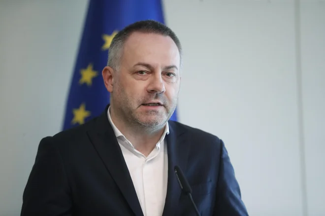 Minister za zdravje Danijel Bešič Loredan je konec februarja glede kadrovskih rotacij dejal, da je ključno, da je jedro ministrstva čvrsto – »to je 30 ljudi, ki res delamo 24/7«. Zanikal je konflikte in slabe odnose. FOTO: Leon Vidic/Delo