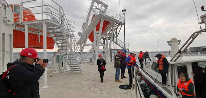 Med rešilnimi čolni je tudi precej zahteven in nevaren sistem, s katerim spustijo čoln v morje s prostim padom. Le da tukaj ni tako visoko, kot je na pravih ladjah. FOTO: Boris Šuligoj
