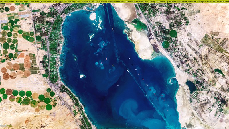 Fotografija: Tako dobro je mogoče videti ladje, ki čakajo, da prečkajo Sueški kanal. Posnetek je januarja pridobil evropski satelit Sentinel, obdelan pa je s pomočjo Sinergisovega sentinel huba. Foto Copernicus/Sentinel Hub/Pierre Markuse
