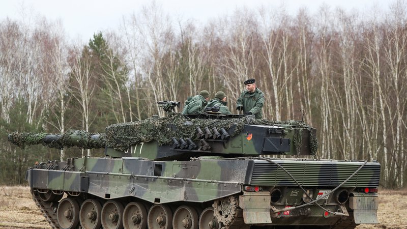 Fotografija: Večji premiki pri dobavi orožja so se začeli v zadnjih mesecih, ko je bila sprejeta odločitev več držav EU na čelu z Nemčijo, da bodo Ukrajini poslale tanke leopard 2. FOTO:  Kacper Pempel/Reuters
