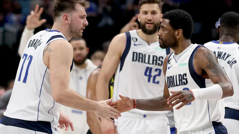 Fotografija: Luka Dončić in Kyrie Irving. FOTO: Tom Pennington/AFP
