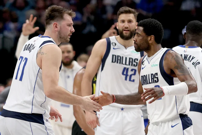 Luka Dončić in Kyrie Irving. FOTO: Tom Pennington/AFP
