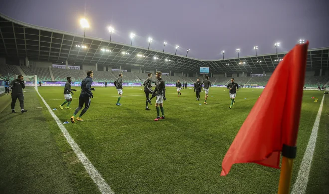 Privlačnost tekem v živo še naprej privablja navijače na stadione. FOTO: Jože Suhadolnik/Delo
