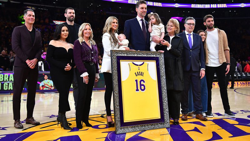 Fotografija: Pau Gasol z družino in generalnim direktorjem kluba Robom Pelinko, večinsko lastnico LA Lakers Jeanie Buss in Vanesso Bryant. FOTO: Gary A. Vasquez/USA Today Sports
